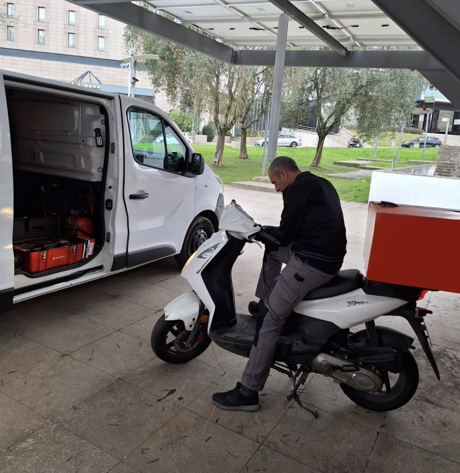 Técnicos da CMmotos realizando reparação na rua